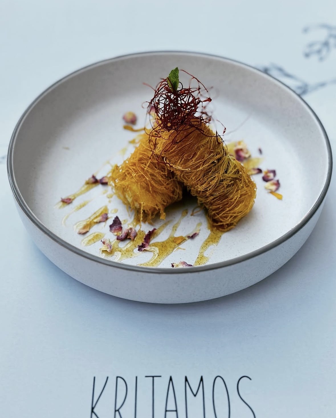 Kadaifi-Dessert mit Honig und Rosenblüten