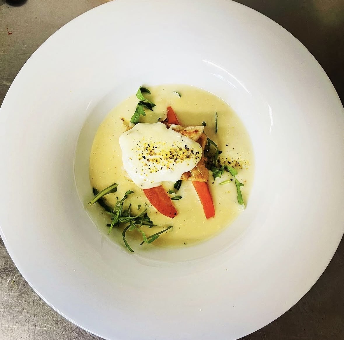 Cremige Gemüsesuppe mit Sour Cream und Rucola