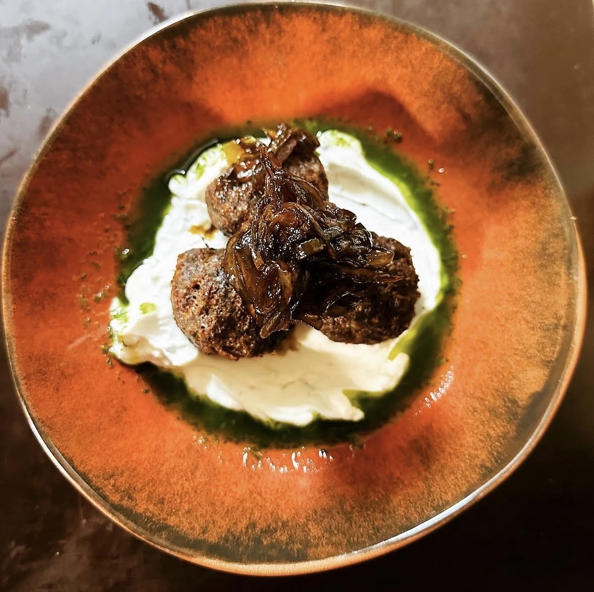 Hausgemachte Frikadellen auf Joghurt mit karamellisierten Zwiebeln