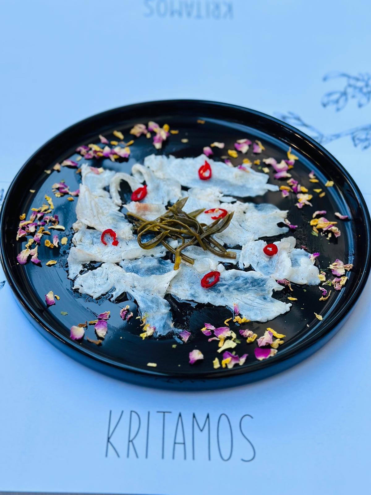 Fischcarpaccio mit Rosenblüten und Chilischoten